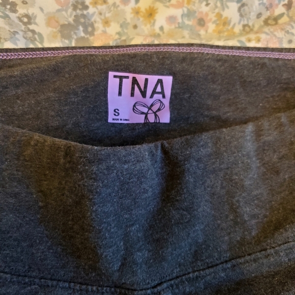 Cropped 3/4 length TNA leggings - Picture 2 of 3